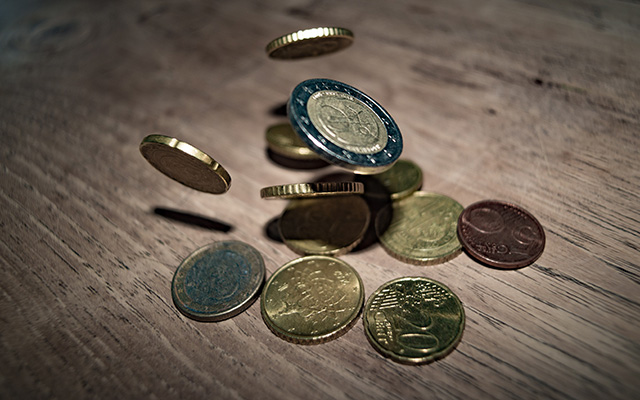 Geldmünzen fallen auf den Tisch