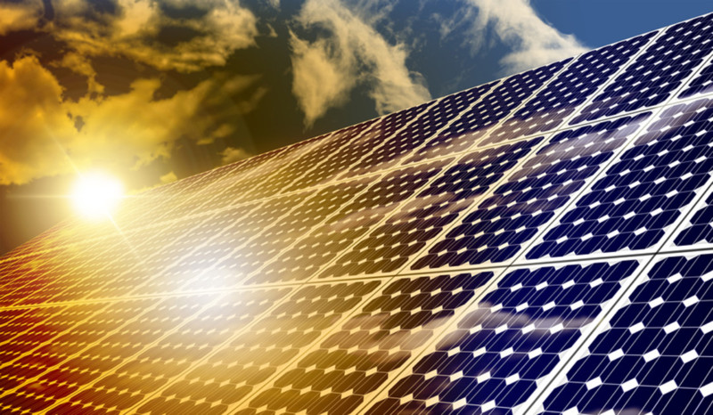 Energieversorger im Sommer wechseln Solaranlagen mit strahlender Sonne und Himmel im Hintergrund