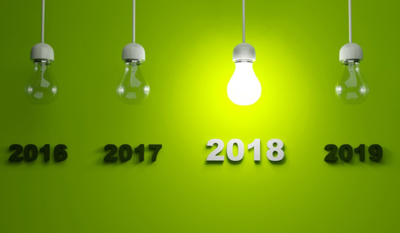 Die EEG-Umlage sinkt 2018 Vier Glühlampen mit den Jahreszahlen 2016 bis 2019 hängen von der Decke. Die Lampe mit 2018 leuchtet.