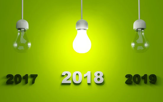 Drei Glühlampen mit den Jahreszahlen 2017 bis 2019 hängen von der Decke. Die Lampe mit 2018 leuchtet.
