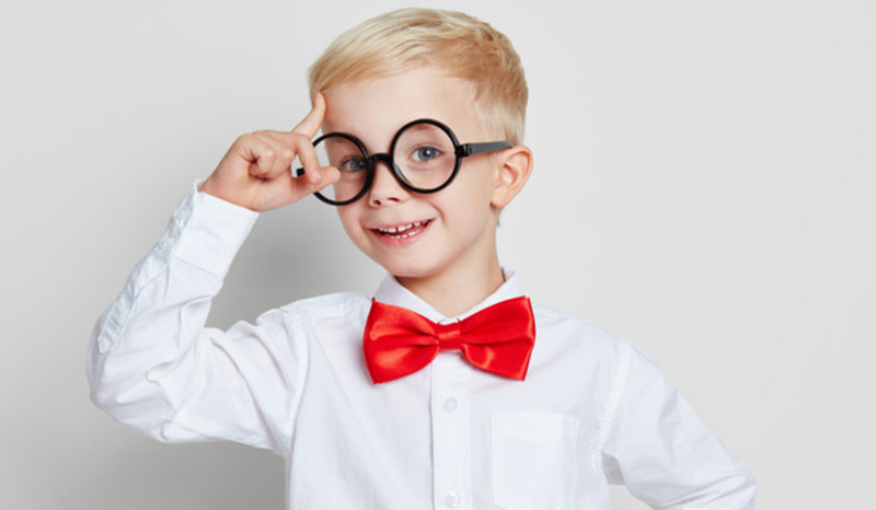 Heizung entlüften | Verbraucherthemen Kleiner Junge mit Brille, Hemd und roter Fliege hat eine zündende Idee.