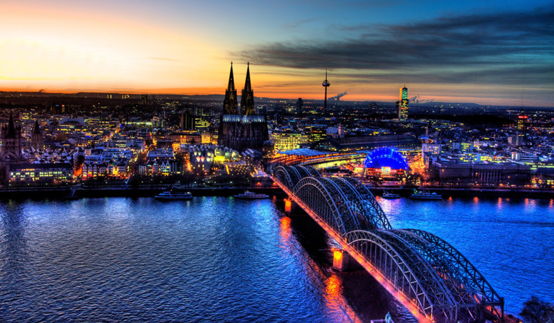 Gasanbieter Köln Blick von oben auf die erleuchtete Stadt Köln