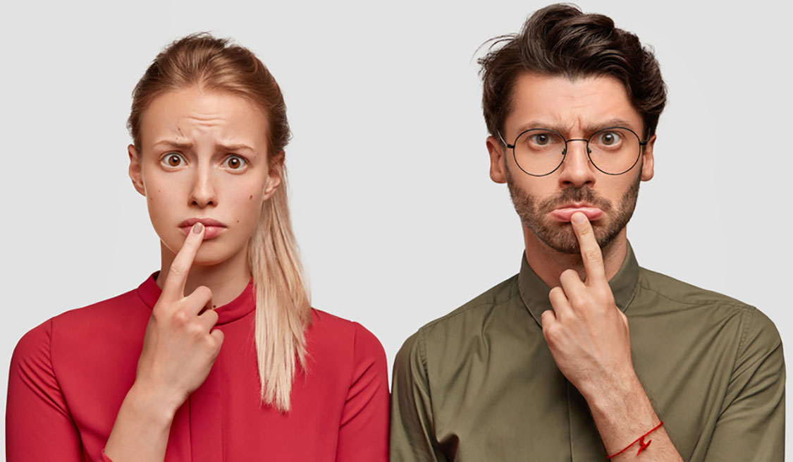 Welcher Stromzähler ist meiner? I Verbraucherthemen Mann und Frau stehen nebeneinander und schauen fragend.