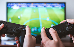 Stromverbrauch Fernseher Zwei Personen spielen auf der Konsole Fußball