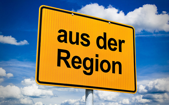 Ortsschild mit der Aufschrift "aus der Region" mit blauem Wolkenhimmel im Hintergrund