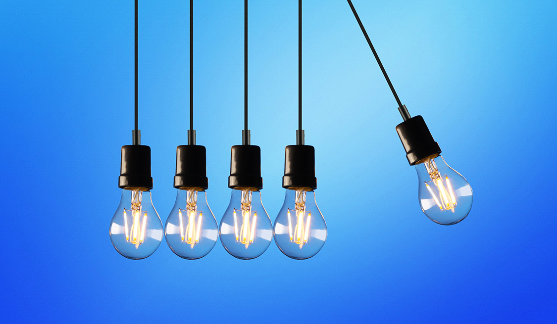Wie Sie den Stromanbieter wechseln | Verbraucherfragen Fünf Glühbirnen hängen leuchtend von oben herunter. Die Lampe ganz rechts schwingt nach außen