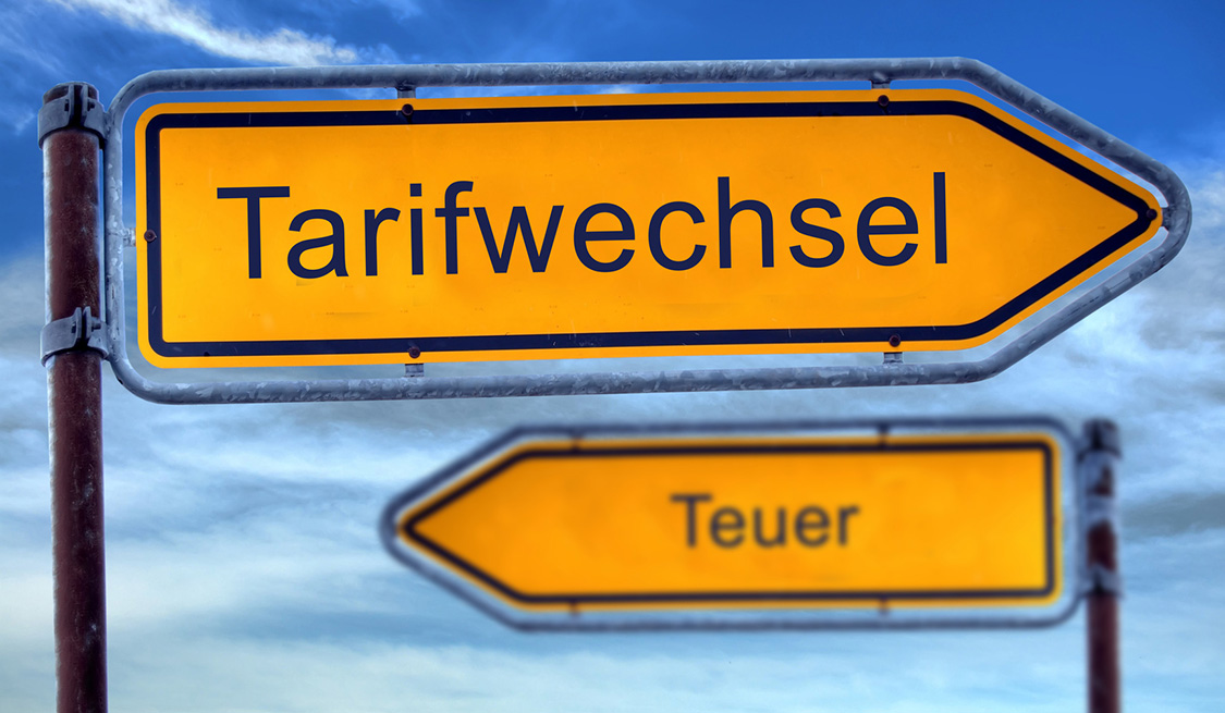 Stromanbieter wechseln – Verbraucherfragen Zwei Schilder mit den Aufschriften Teuer und Tarifwechsel zeigen in entgegengesetzte Richtung