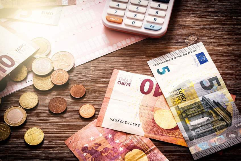 Yello Preiserhöhung Banknoten, Münzen und ein Taschenrechner