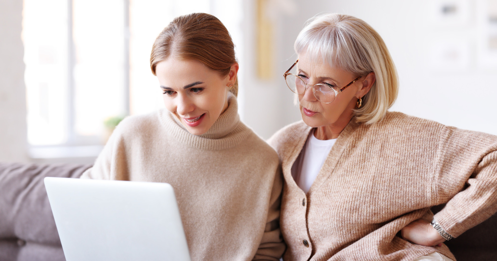 Zwei Frauen lesen etwas auf ihrem Computer